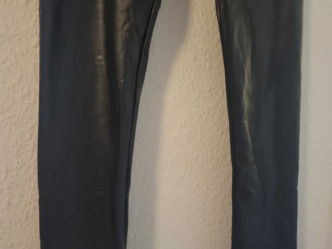 Billede 2 - Sorte & Lyserøde Latex Leggins