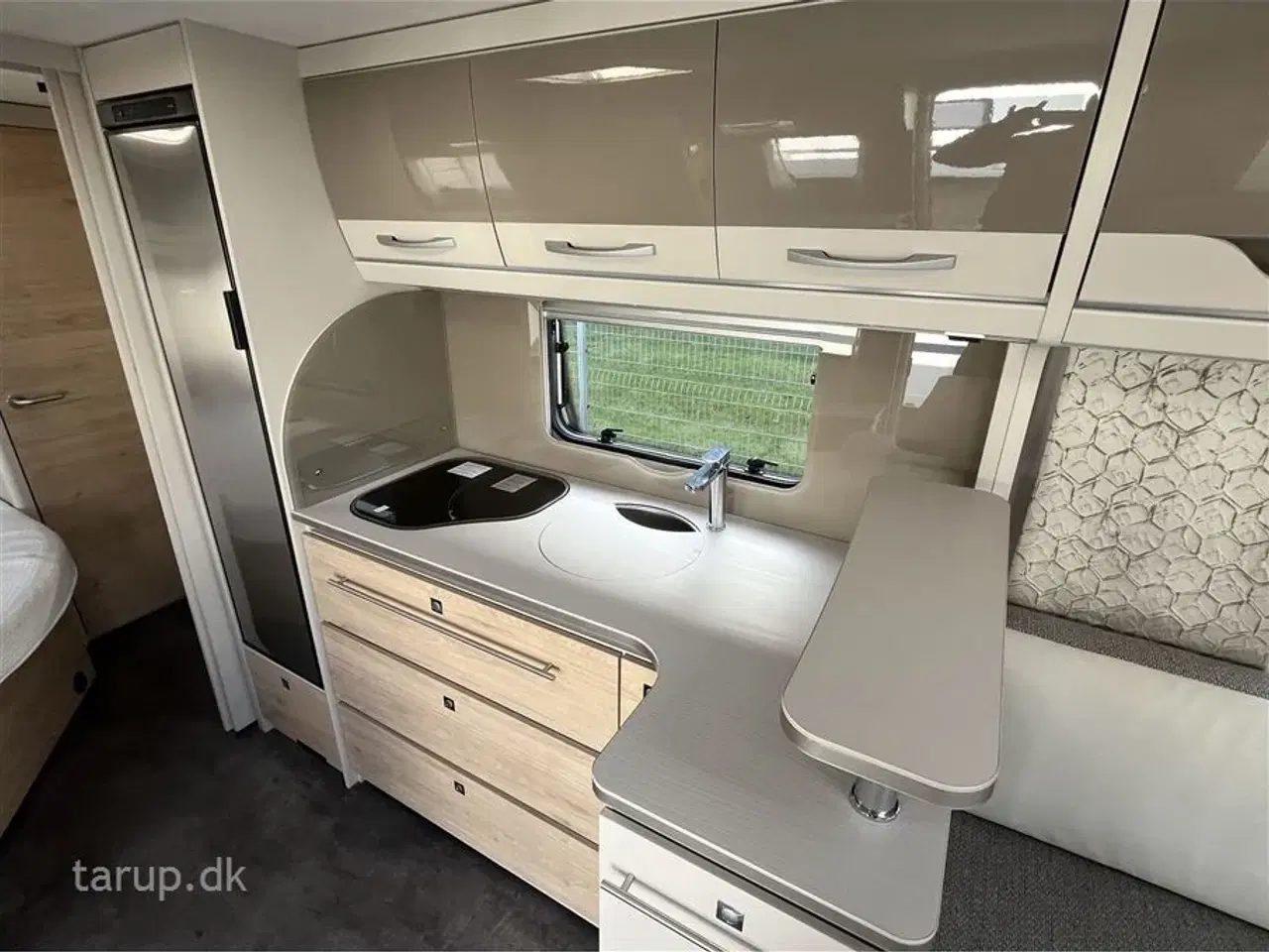 Billede 11 - 2020 - Dethleffs Nomad Snow 590 RF   Fortelt: Isabella Commodore, mover, ALDE centralvarme, vandbåren gulvvarme, rundsiddegruppe, tv-antenne, stort 140 l. køleskab m/ fryser,