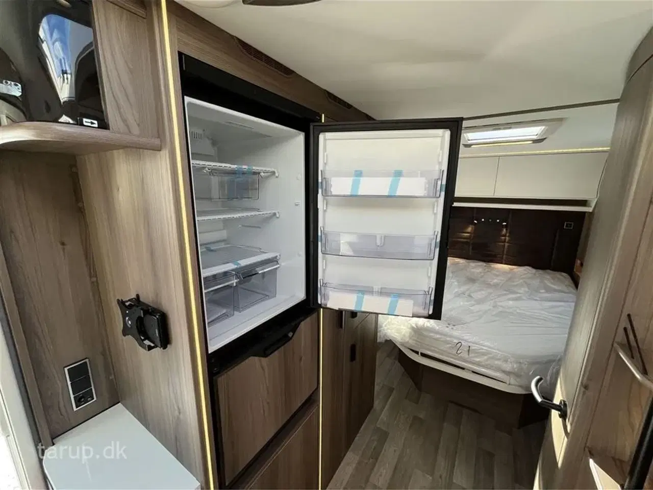 Billede 14 - 2026 - Kabe Ametist 560 GLE KS B8   fritstående dobbeltseng, rundsiddegruppe i mørkegråt  skind, ALDE centralvarme, vandbåren gulvvarme, ATC, stort kompressor køleskab