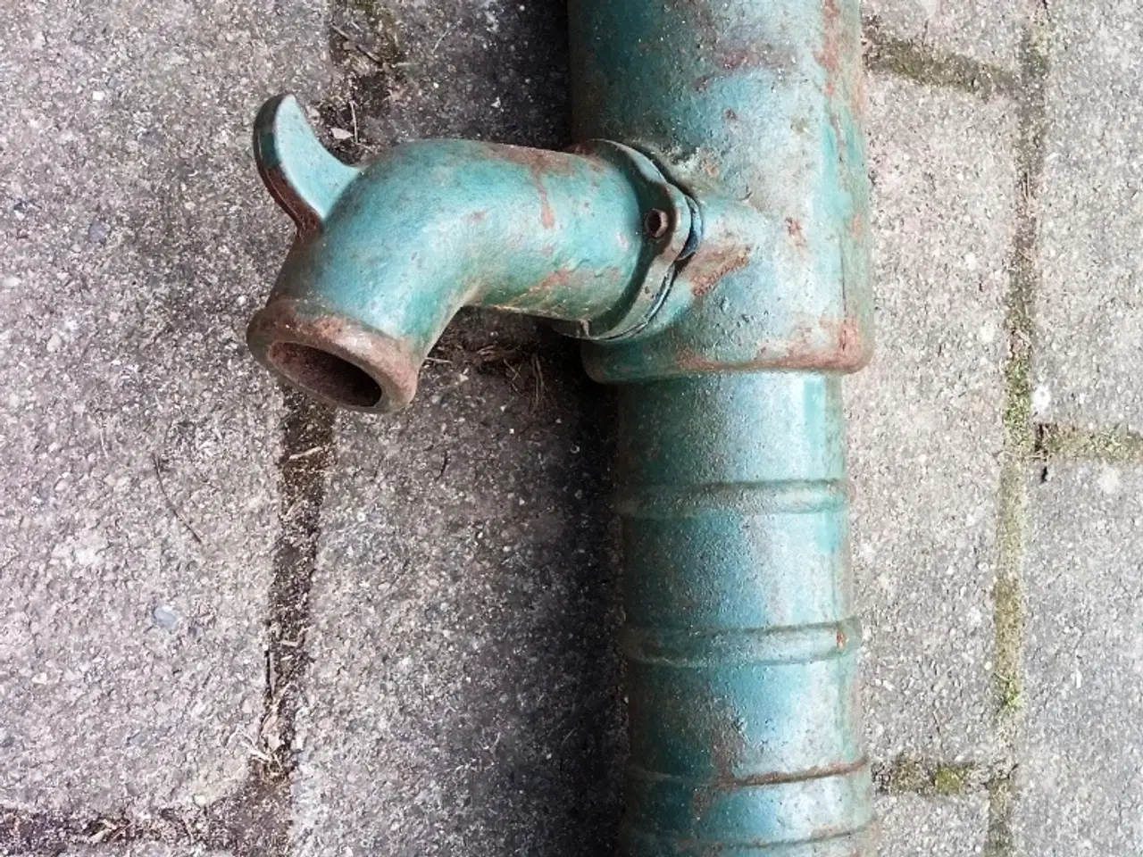 Billede 3 - Flot lille antik havepumpe, håndtaget er brækket
