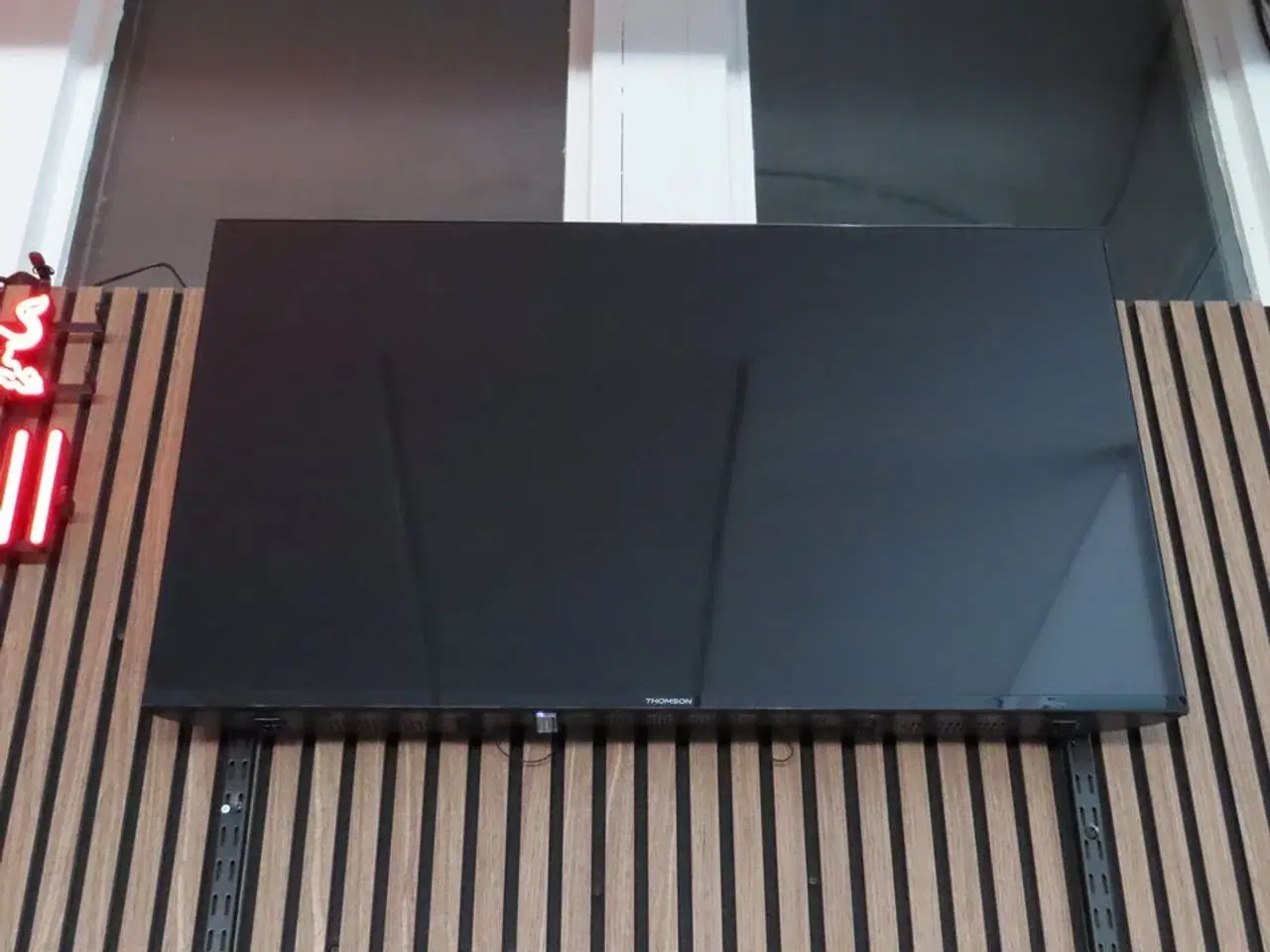 Billede 1 - 43" smart TV, THOMSON 43UA5S13 med fjernbetjening