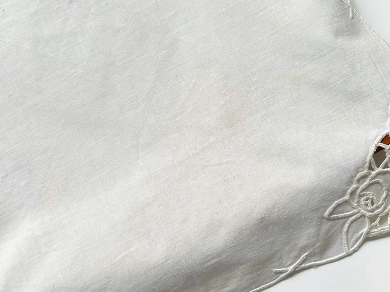 Billede 4 - Lille dug, hvid bomuld, roser i hjørnerne