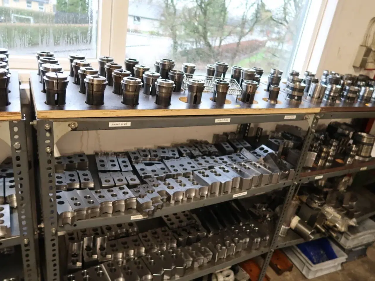 Billede 9 - 4 stk. reoler med div. Specialværktøj