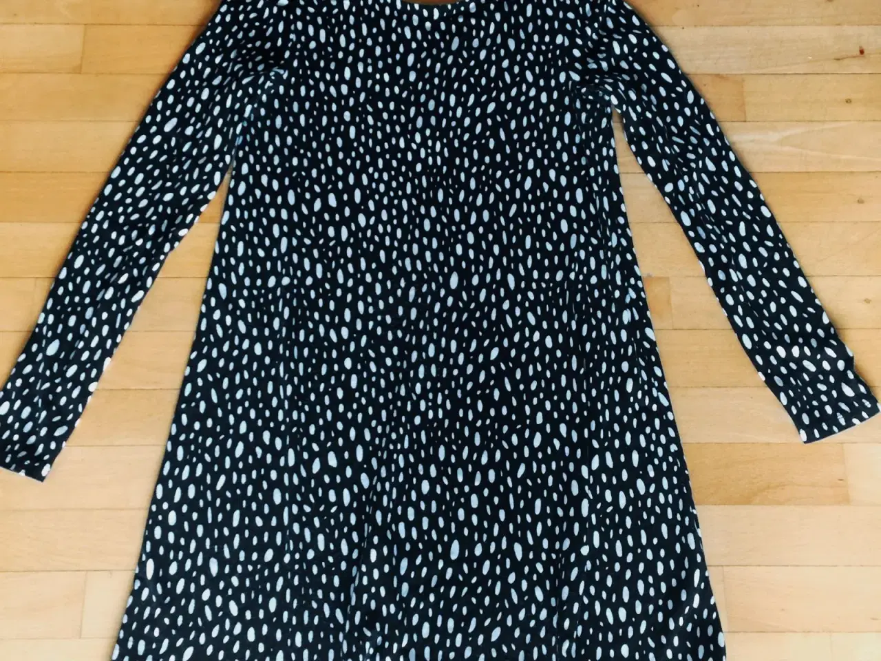 Billede 1 - Gina Tricot sort  hvidmønstret tunika  M