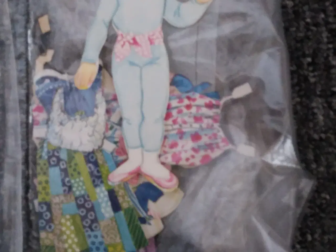 Billede 3 - Påklædningsdukker