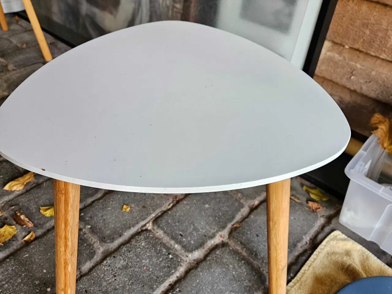 Billede 2 - Små borde, fine som sengebord.