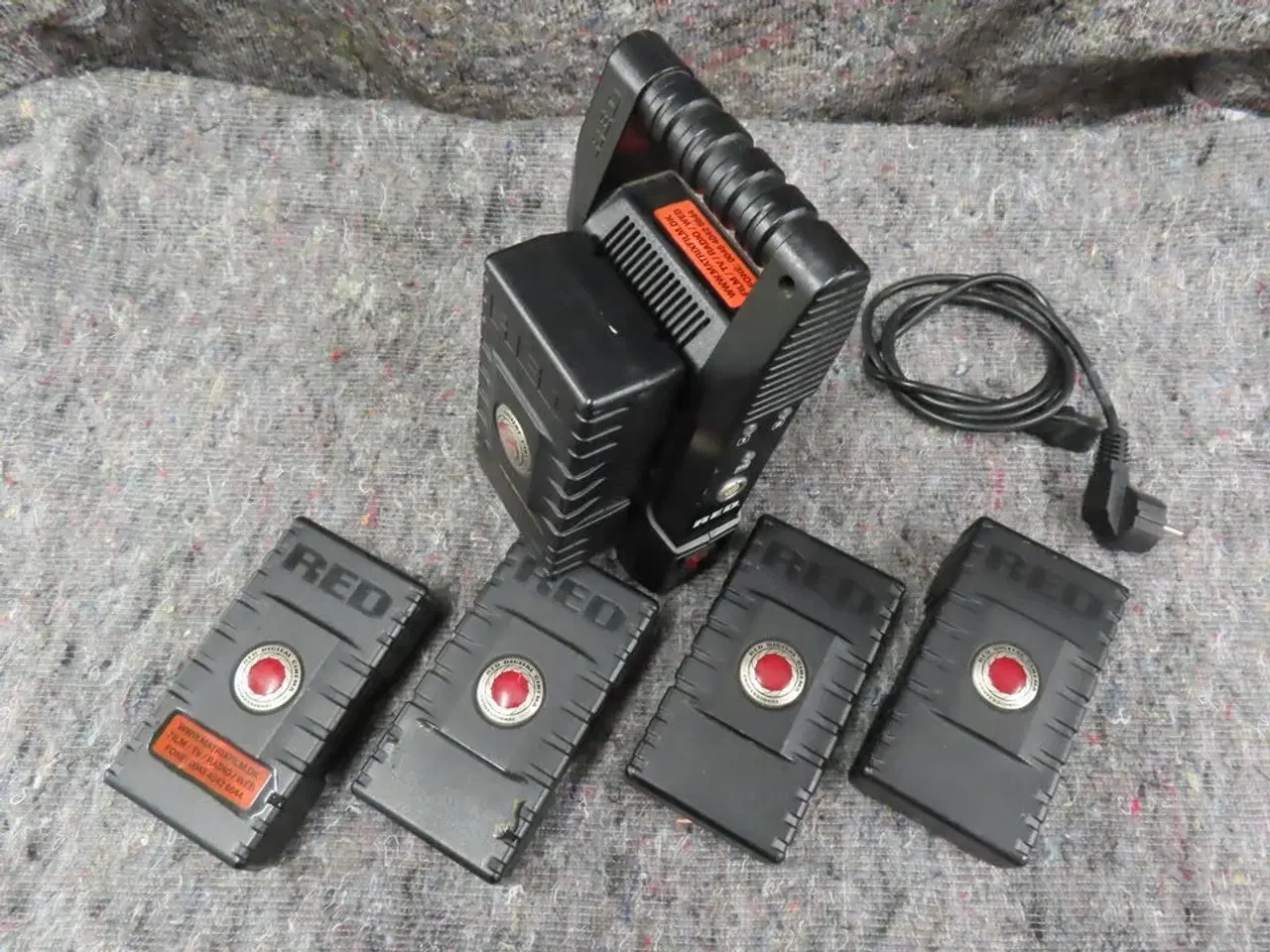 Billede 4 - 4 stk. Batterier og oplader - RED (MOMSFRI)