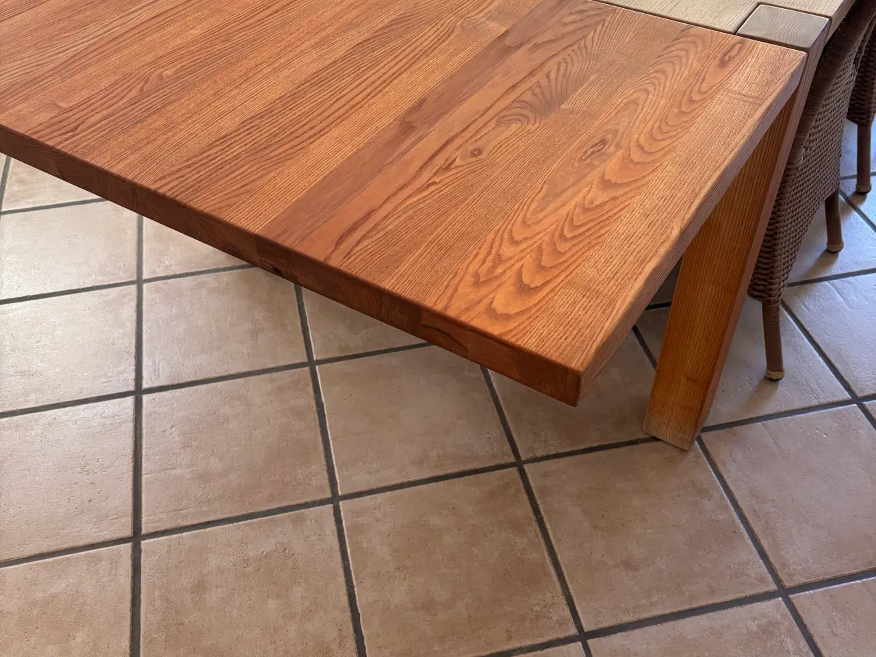 Billede 4 - Stort Spisebord med 8 stole fx til sommerhuset