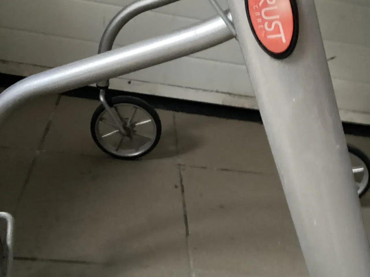 Billede 4 - Inddøres rollator med bakke 