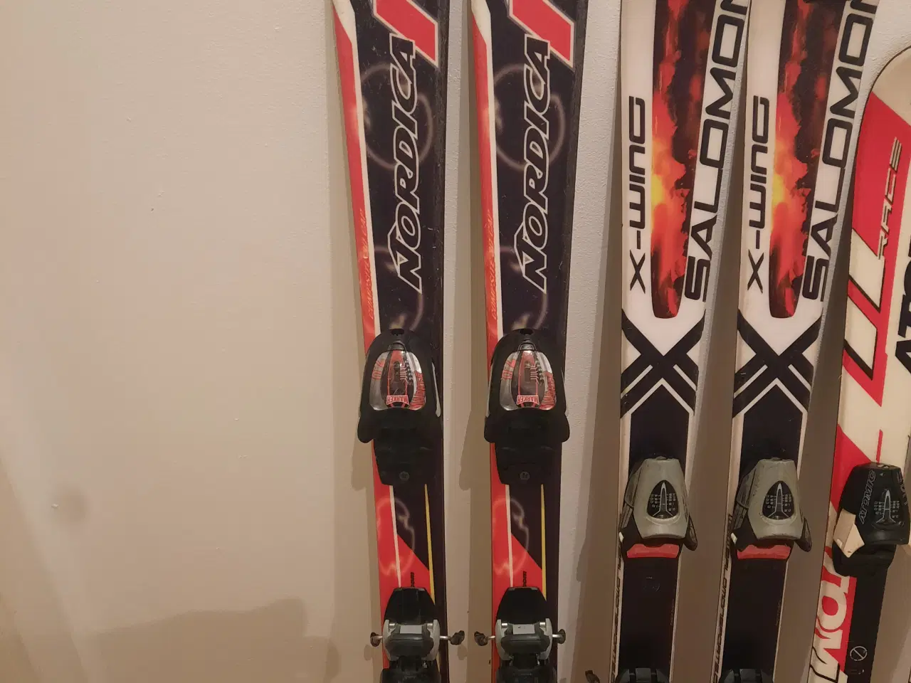 Billede 7 - Ski, stave, ski-hjelme og støvler.