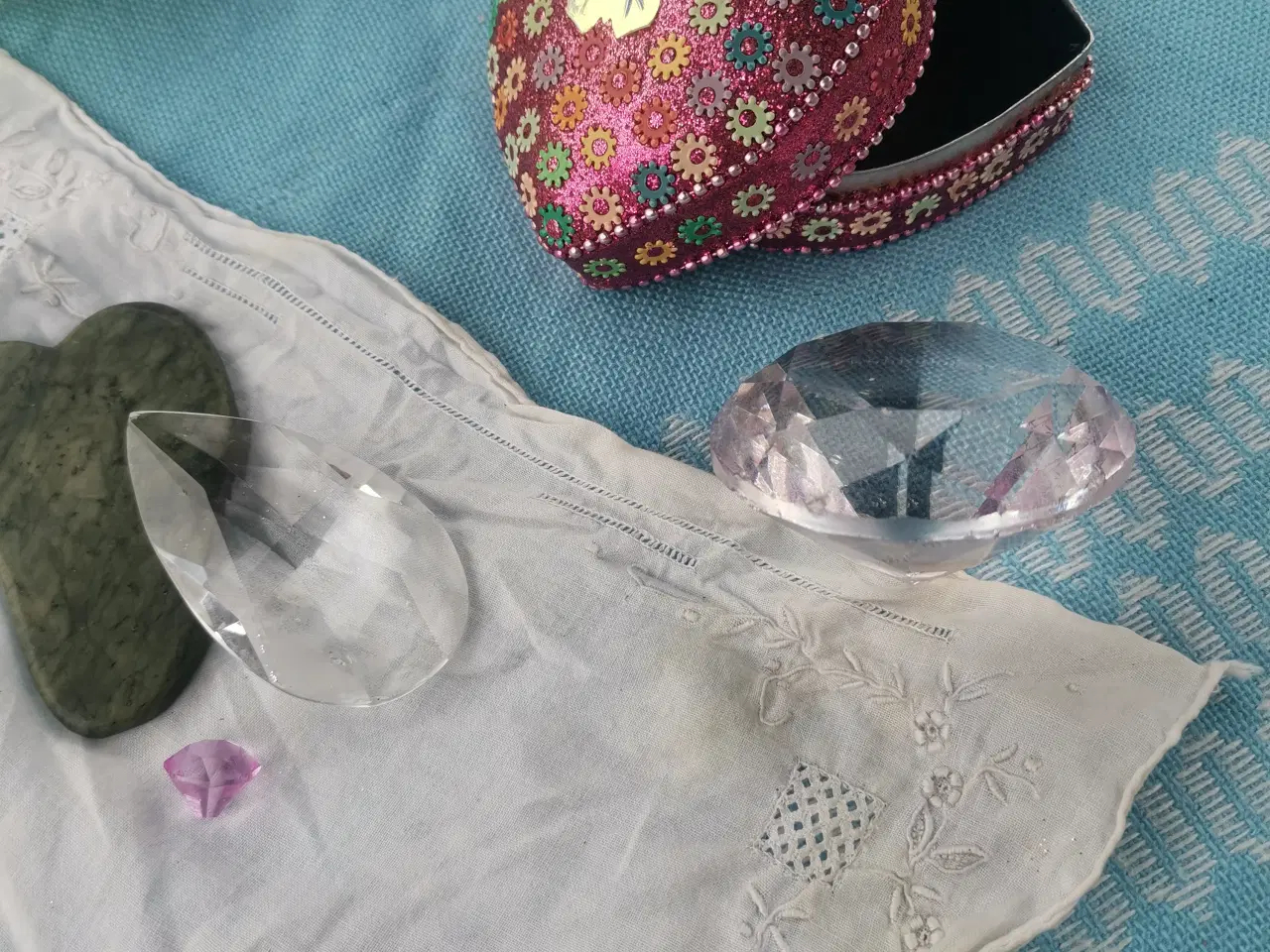 Billede 4 - Glas diamanter og Hawaii kranse, 5 kr ialt 🌸