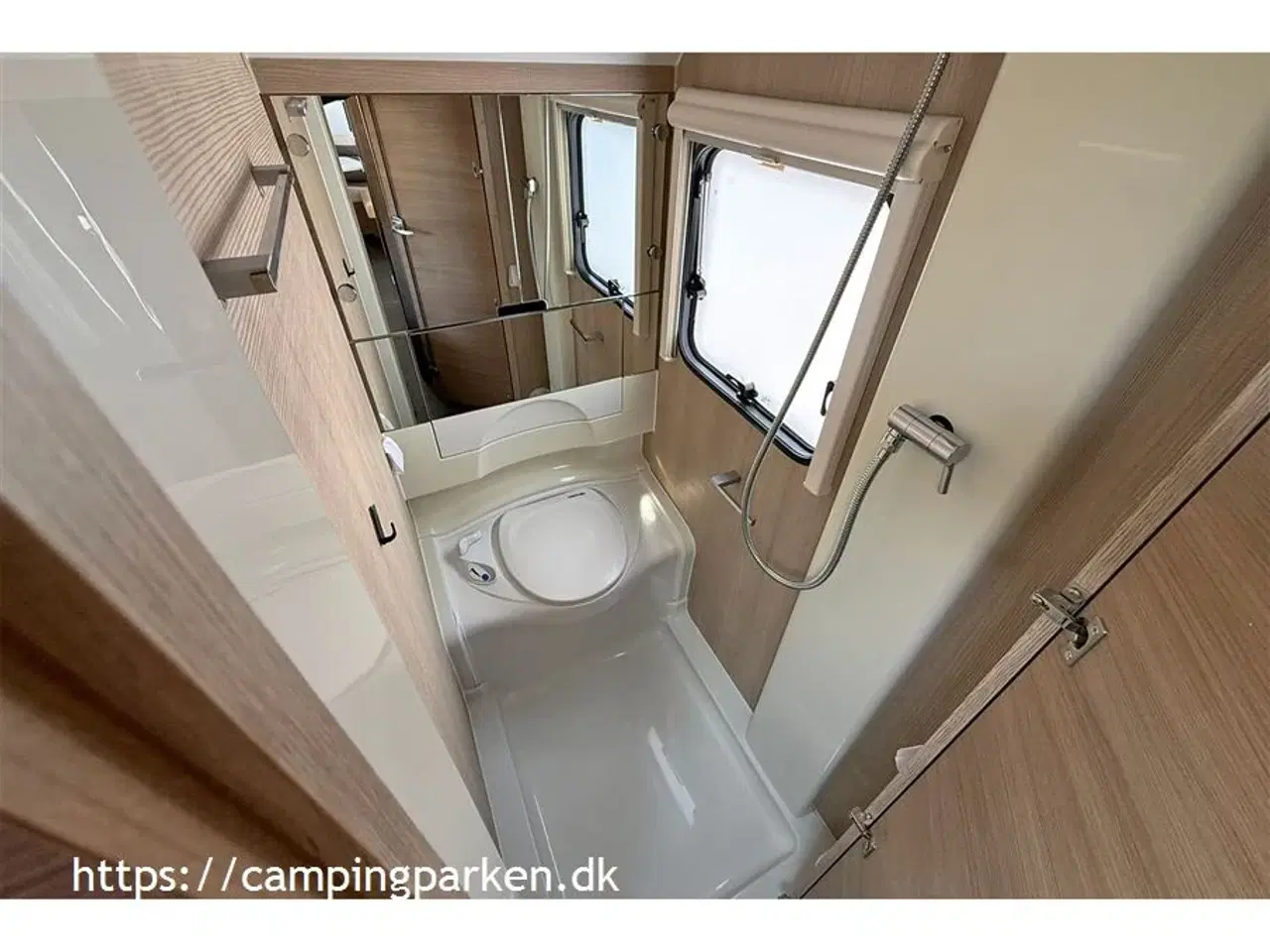 Billede 12 - 2017 - Adria Adora 613 PK   Ideel familevogn med mange sovepladser, 3 langsgående køjesenge og dobbeltseng