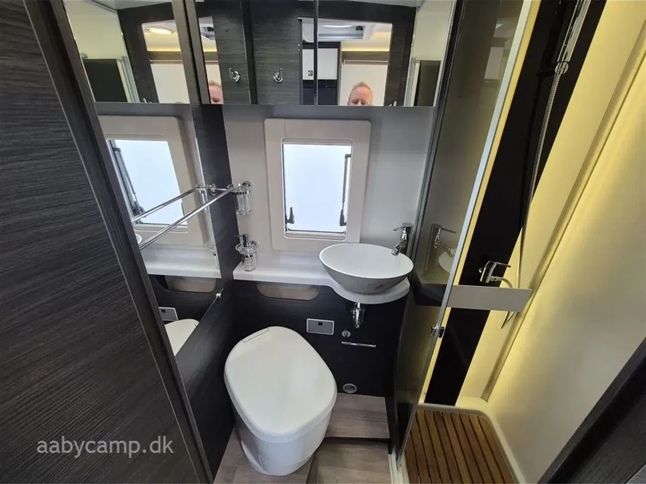 Billede 16 - 2022 - Benimar Mileo 261 NK   Automatgear. NK. pakke. varme på spildevands tanken. plisse i førehuset. solceller. lithium batterier. maxfann. clesana toilet. kompressor køleskab.
