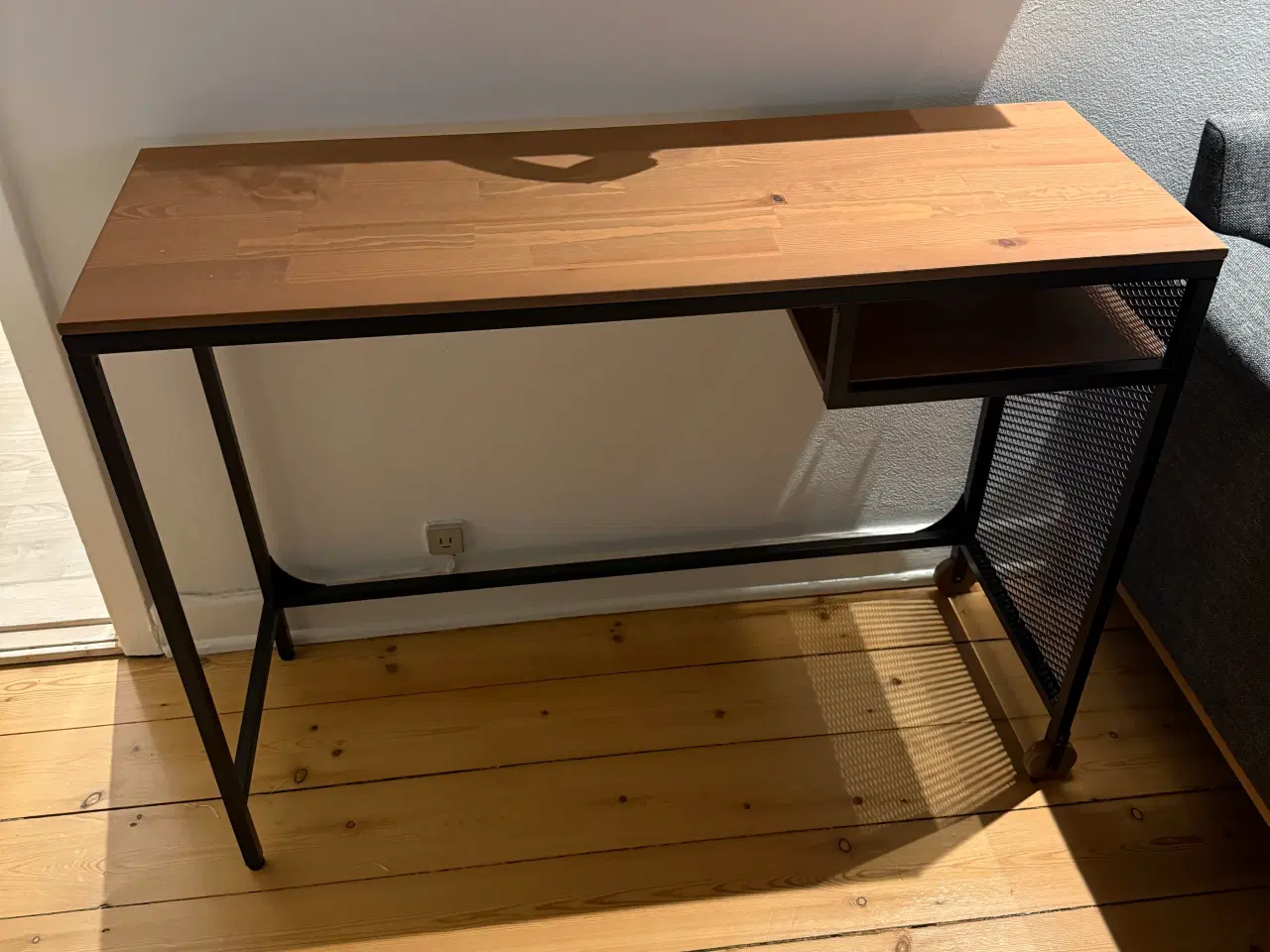 Billede 1 - Skrivebord fra ikea 