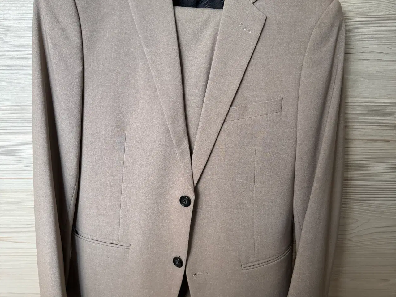 Billede 1 - Lindbergh jakkesæt i sand farve