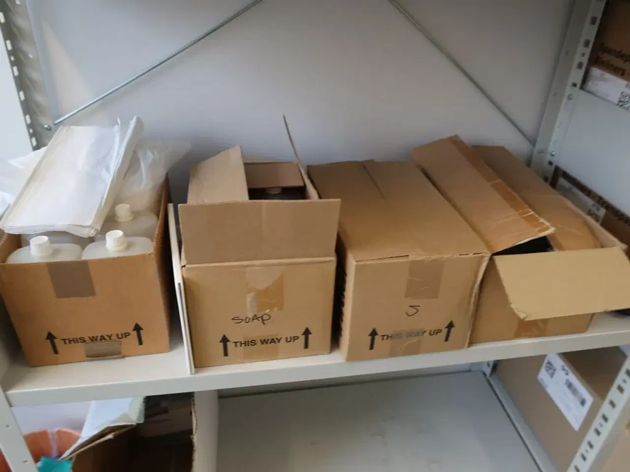 Billede 17 - 3 fag lagerreoler med div. Rengøringsmidler, rengøringsartikler m.m.