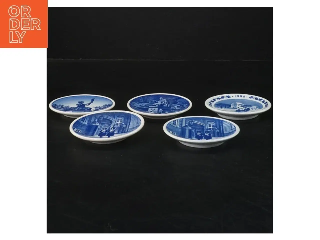 Billede 2 - Blå dekorative platter, 5 stk (str. 5 stk Ø 8,5 cm)