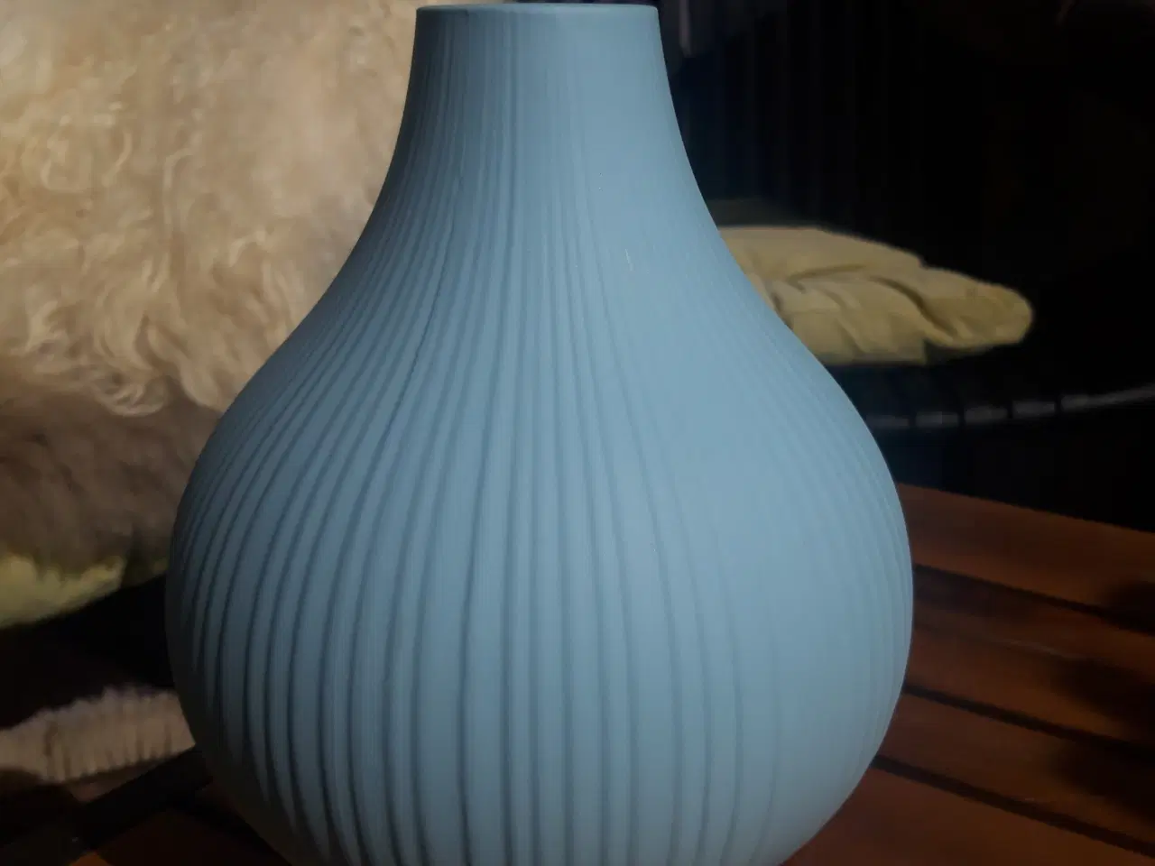 Billede 2 - Smuk riflet vase, 20 cm høj