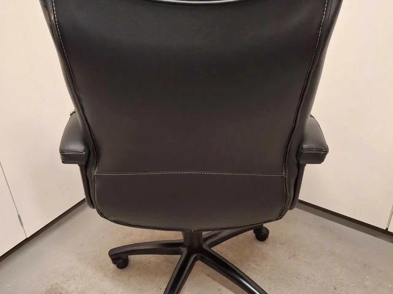 Billede 4 - Værksteds stol, slidt, Ny prisen: kr. 1600.-