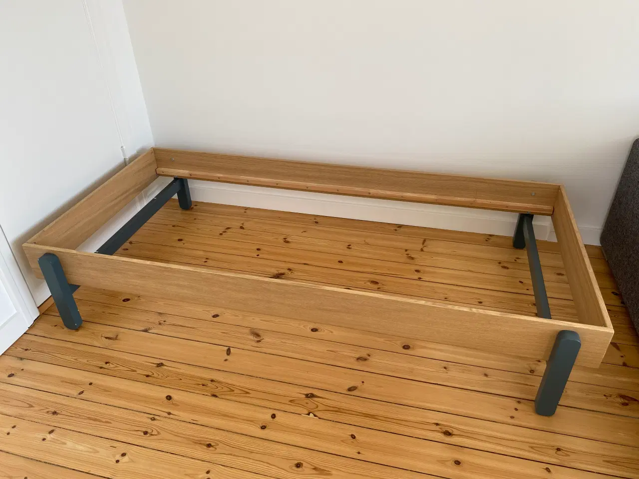 Billede 1 - Sengeramme i massiv egetræ – 90x200 cm