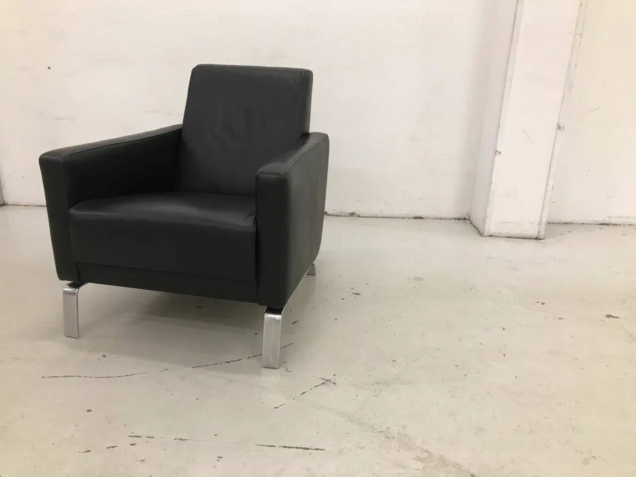 Billede 3 - Lounge stol fra Boconcept i sort anilin læder.