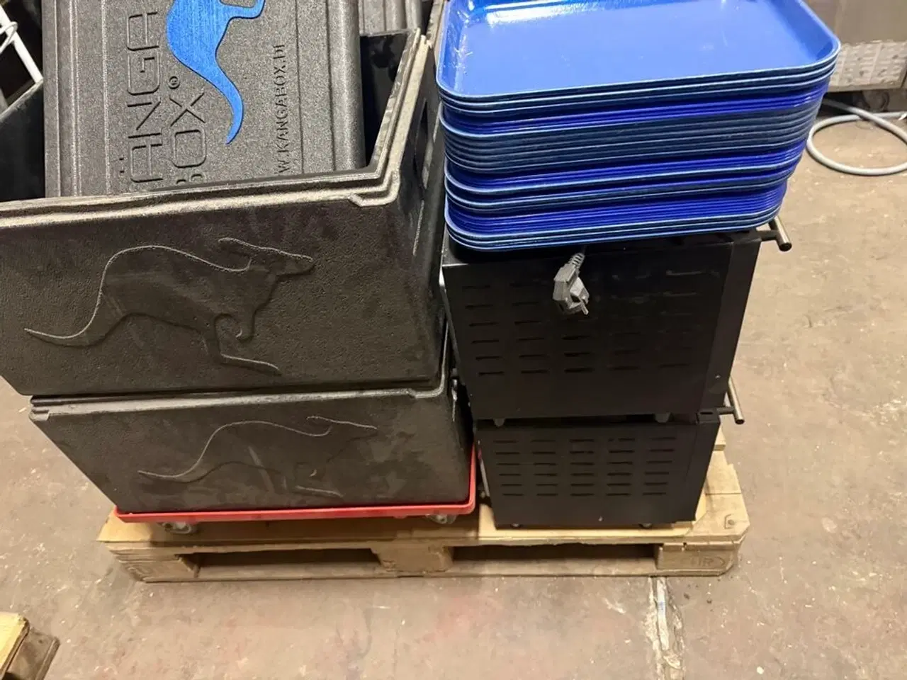 Billede 2 - 4 kanga thermokasser. 2 vogne til thermokasser. 2 små ovne. (MOMSFRI)