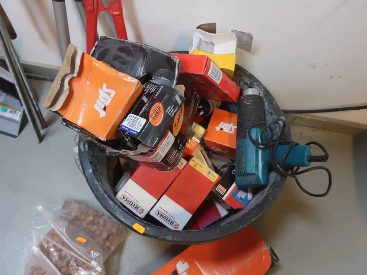 Billede 3 - spand med indhold, koste m.m.