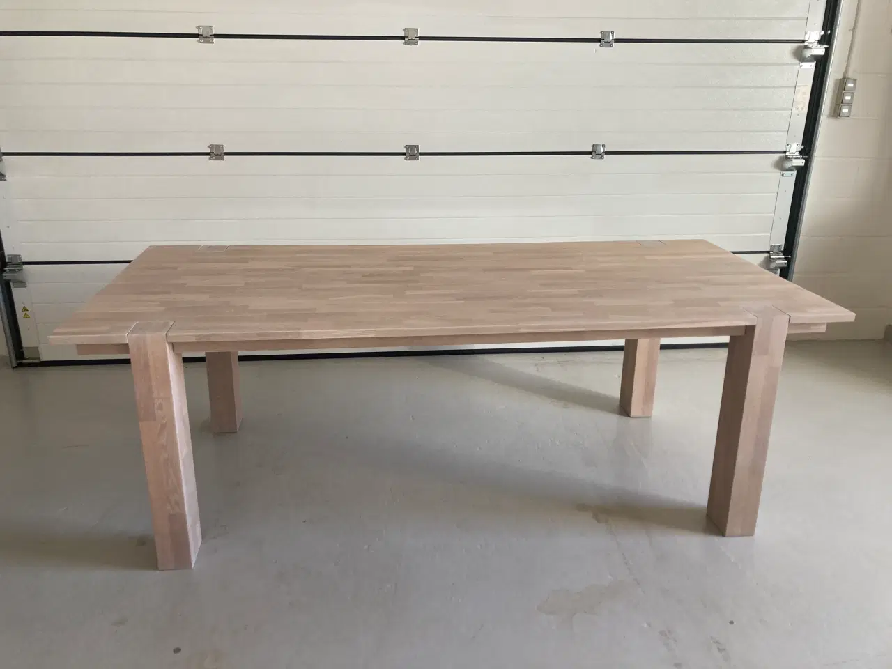 Billede 1 - Massivt Spisebord