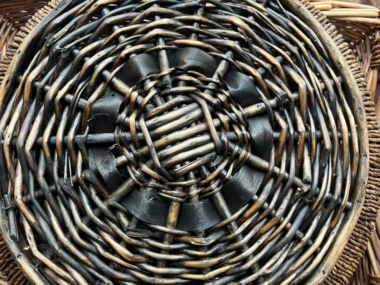 Billede 3 - Smuk vintage fletkurv m/læderdetaljer+metalhåndtag