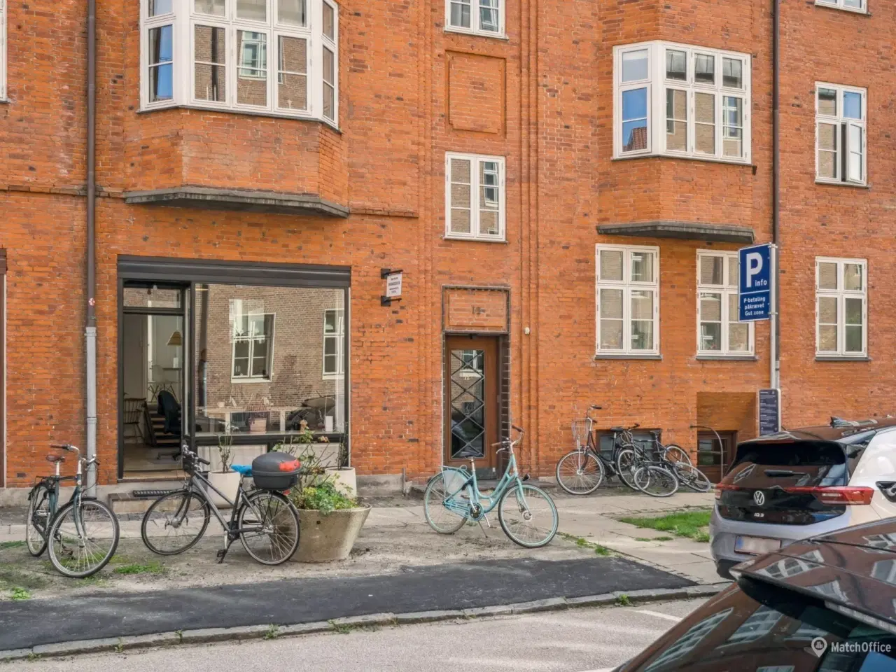 Billede 1 - Flot butik med kældershowroom