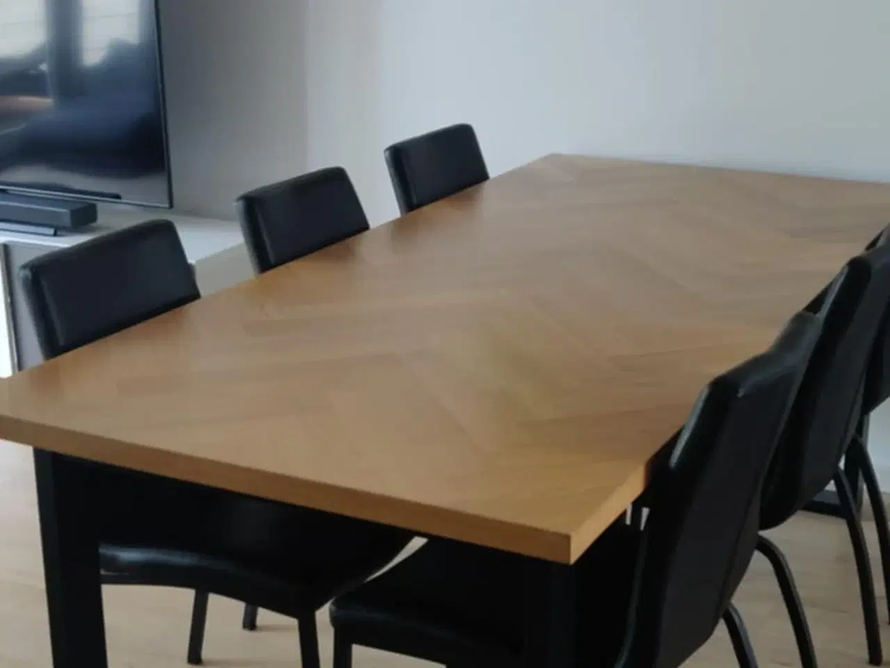 Billede 3 - Spisebord m. Sildebensmønster + stole