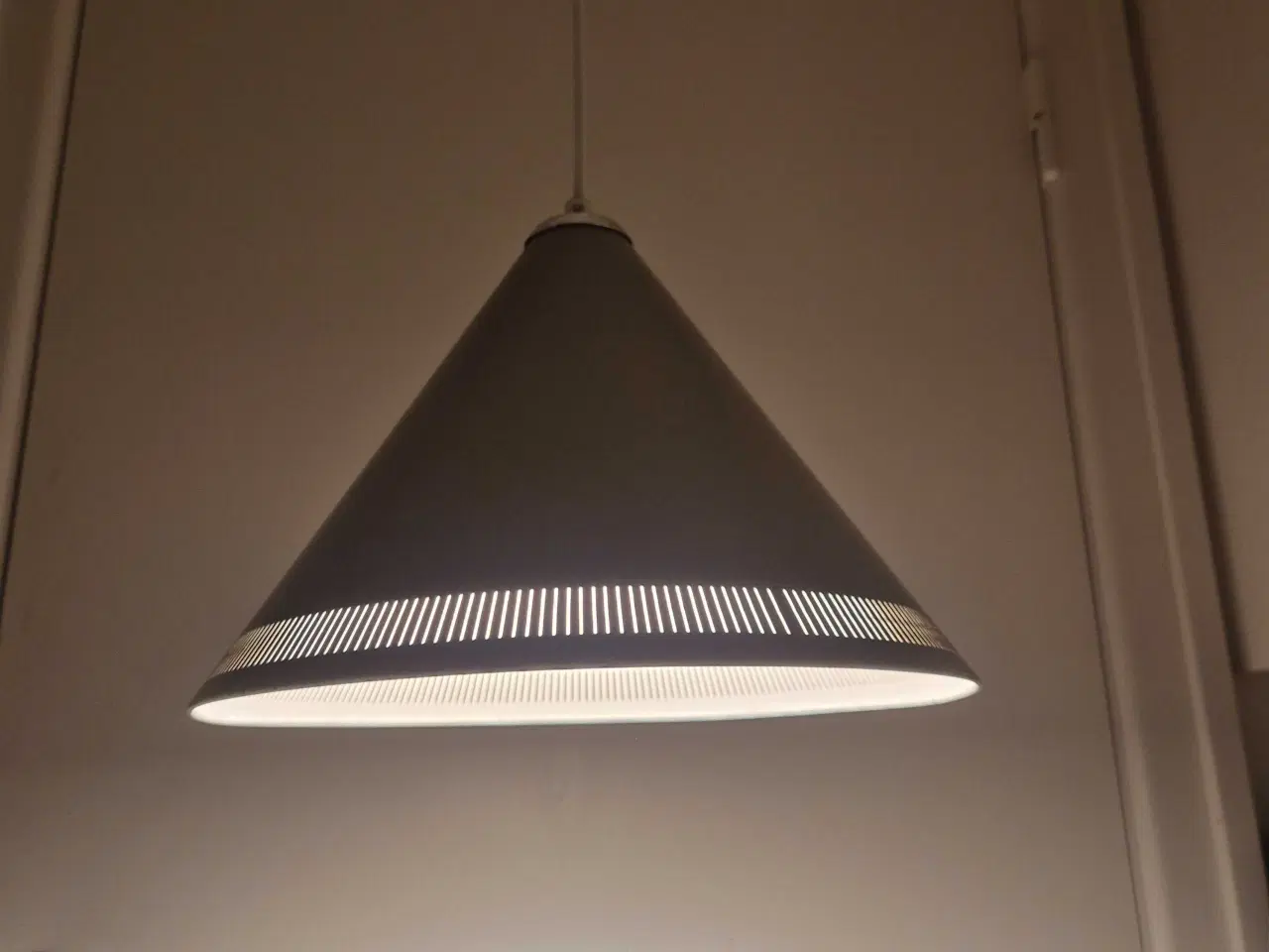 Billede 5 - Grå kegleformet retrolampe med fine perforeringer 