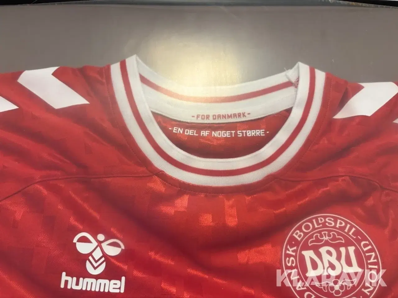 Billede 3 - Cafebord med 2 stole og signeret landsholdstrøje