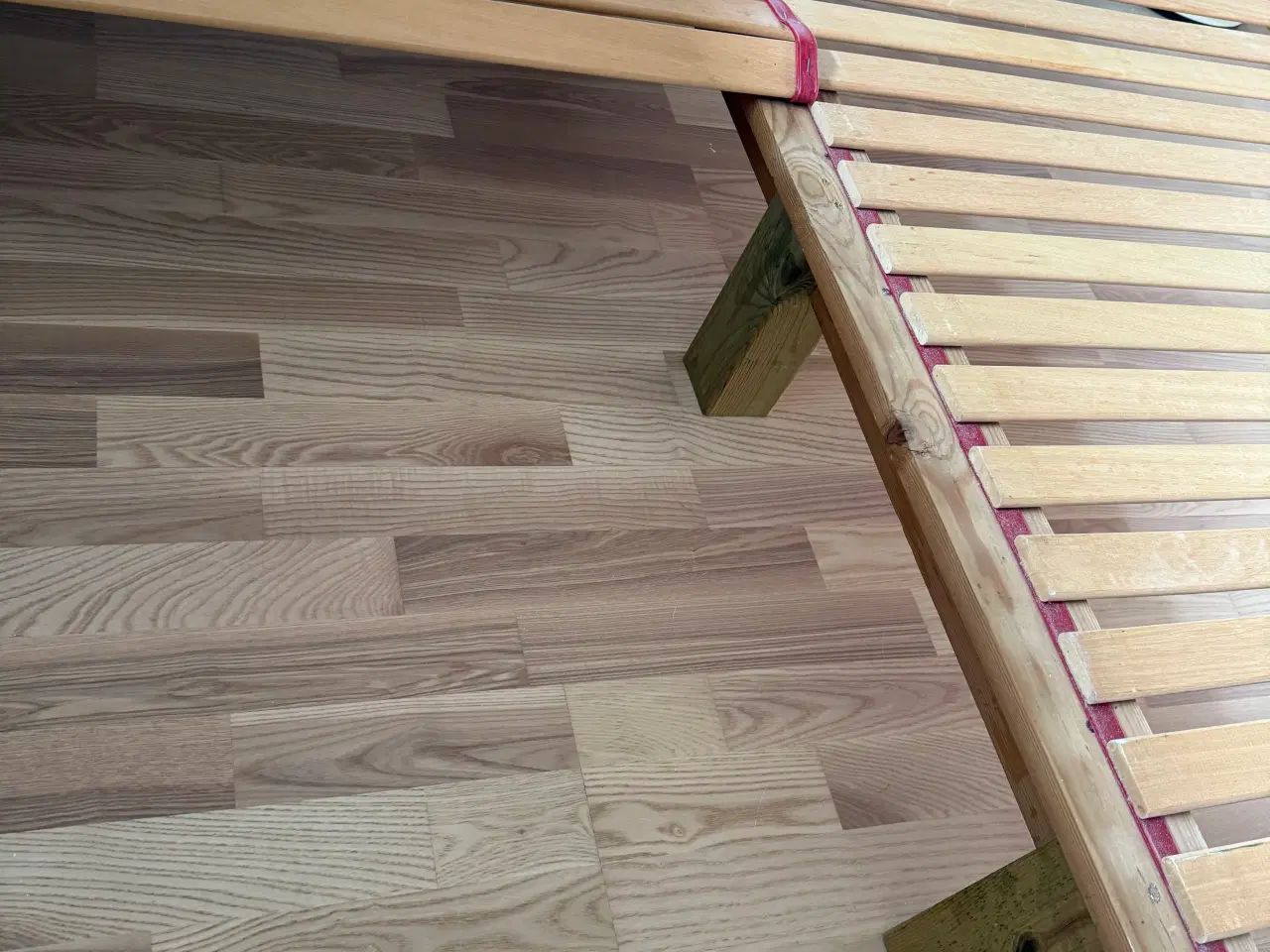 Billede 3 - Debbeltseng i træ med lameller