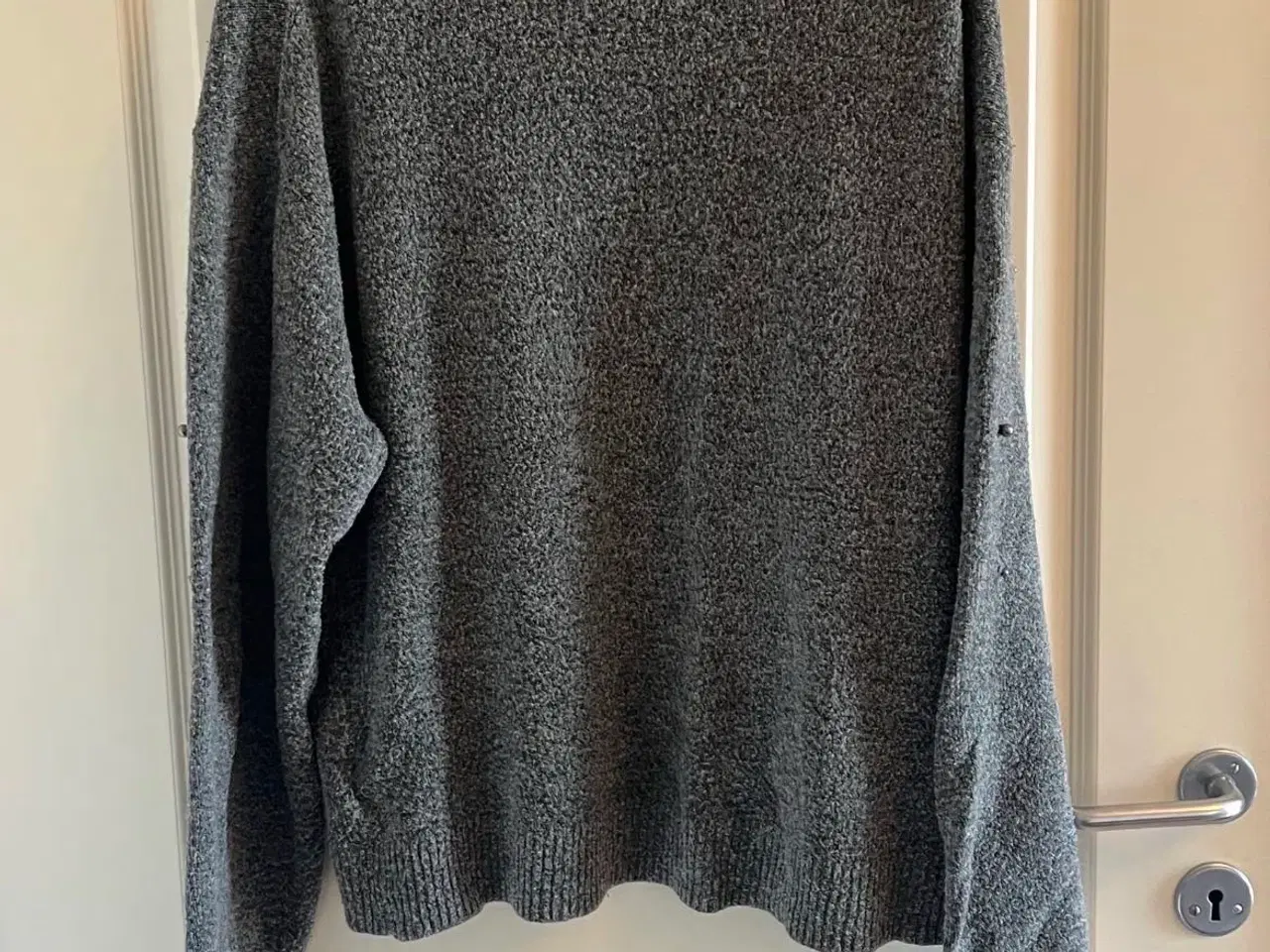 Billede 2 - Grå sweater med perler fra H&M