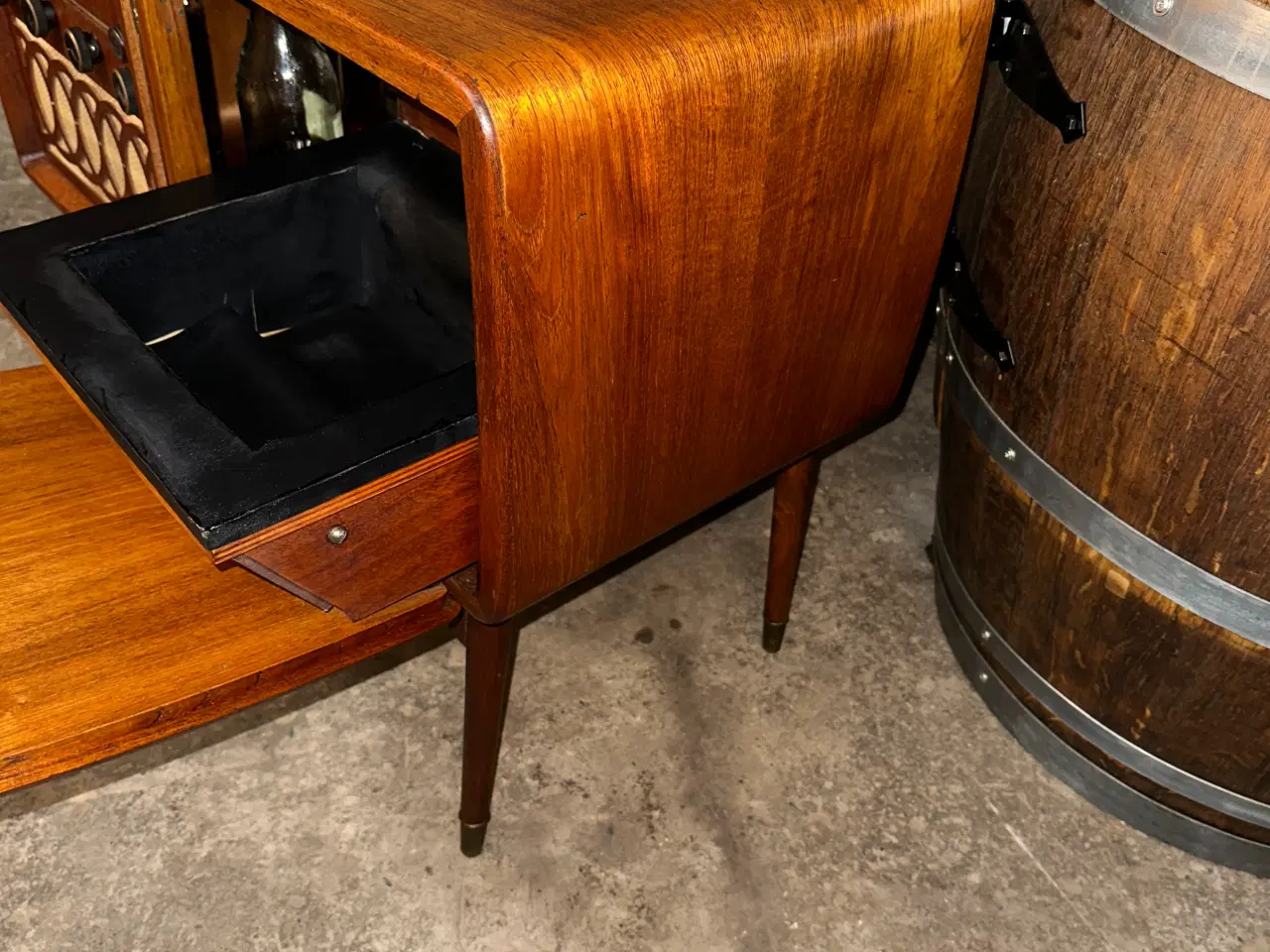 Billede 10 - Barskab i teaktræ, lavet af gammel radiomøbel.