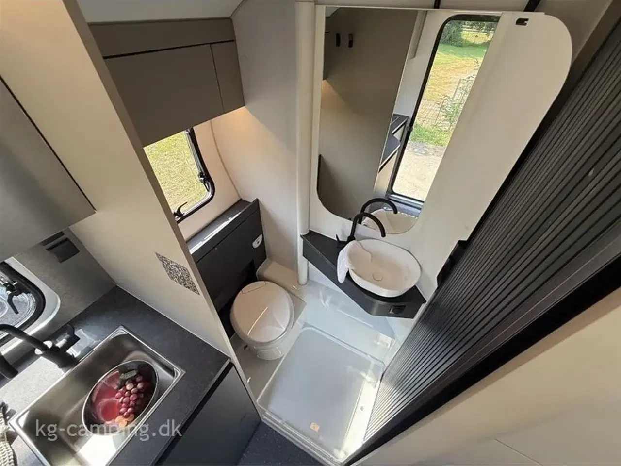 Billede 10 - 2026 - Adria Action 391 LH Sport   2026 Nyhed - Action 391 LH SPORTS med TRUMA Combi 4 E og lyst hyndestof