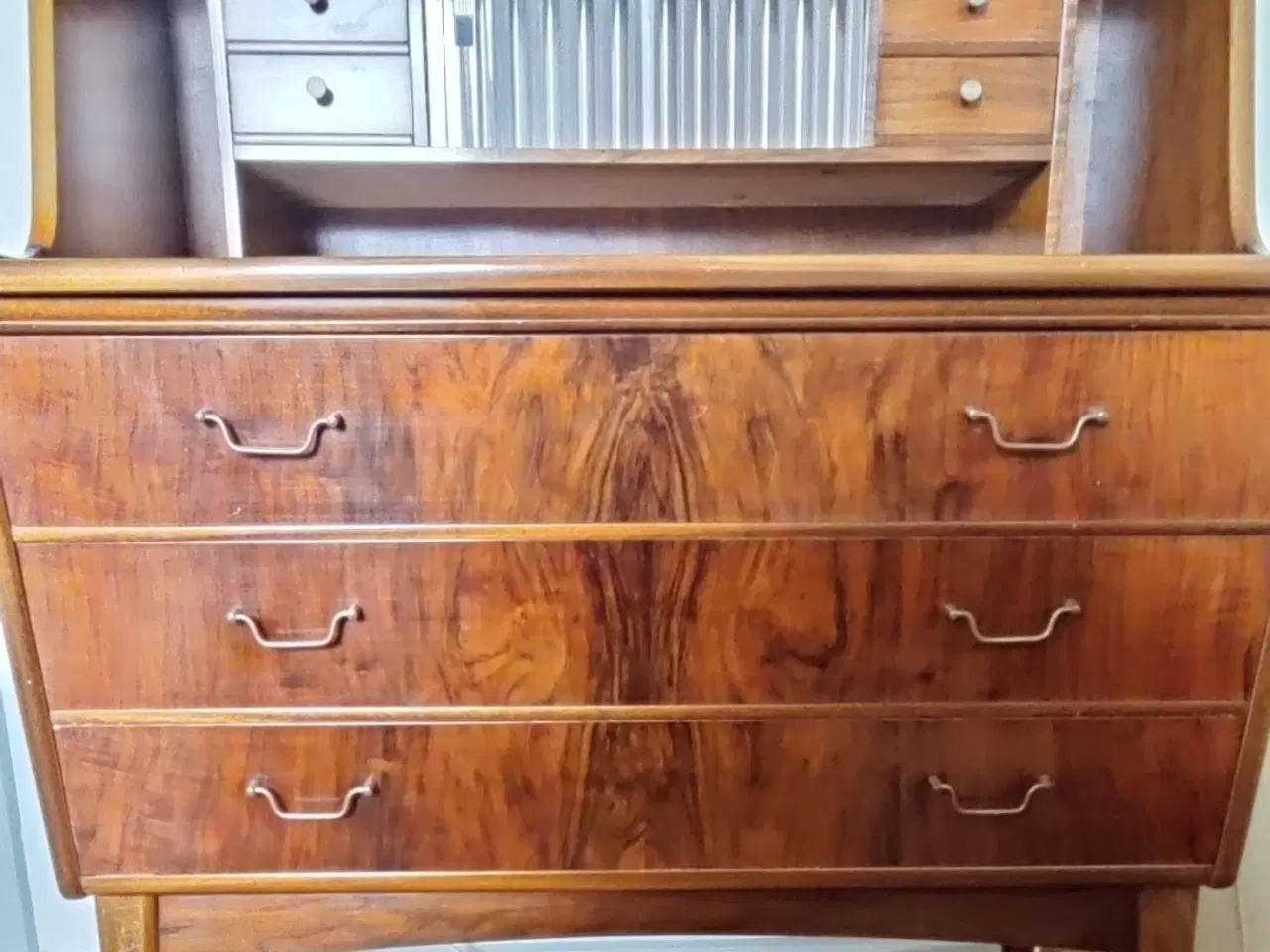 Billede 1 - Lille chatol/kommode med glasskab