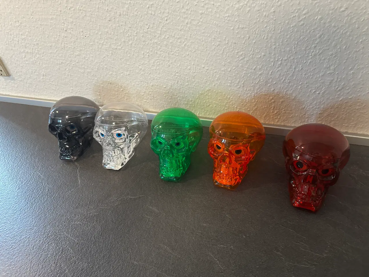Billede 2 - 5x plastik skelethoveder Halloween
