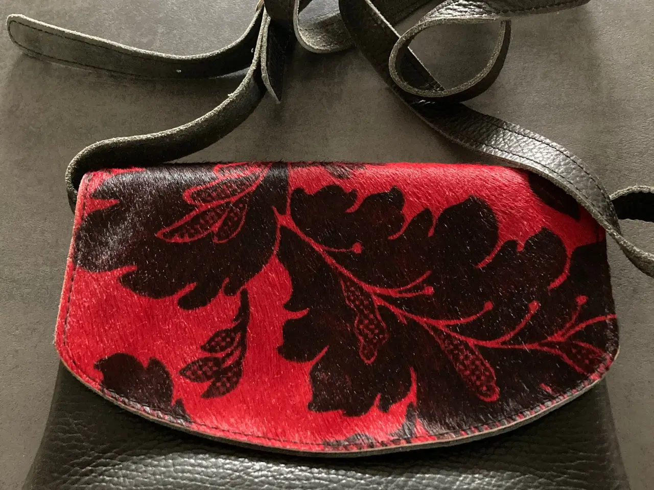 Billede 1 - Taske med rødt skind