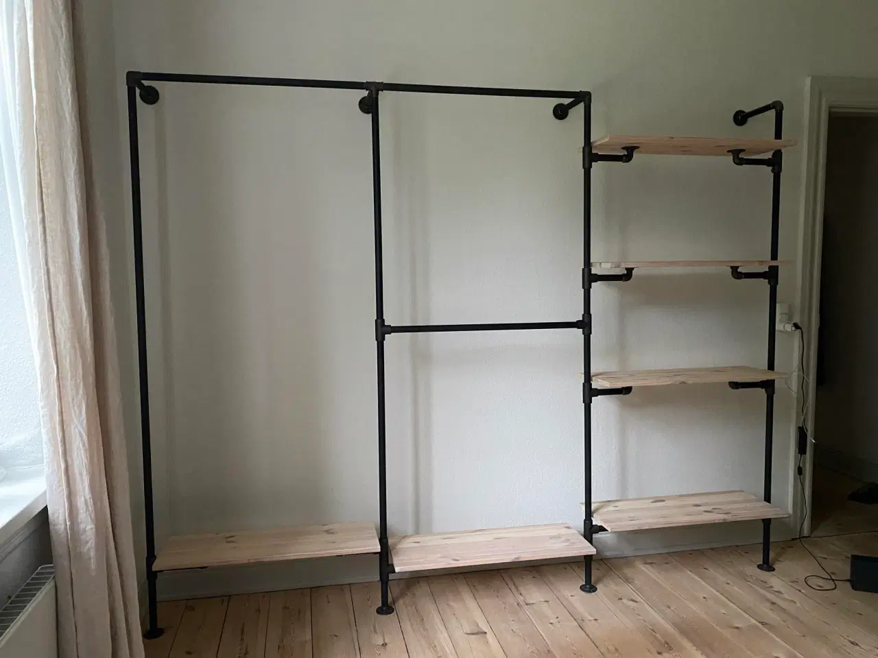 Billede 1 - Walk-in garderobe i råt design 