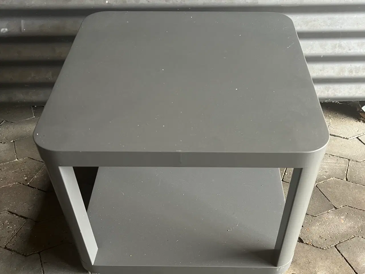 Billede 1 - Grå sidebord på hjul