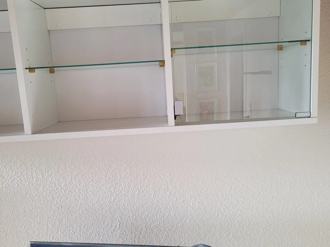 Billede 3 - Hvidt vitrinesskab med glashylder