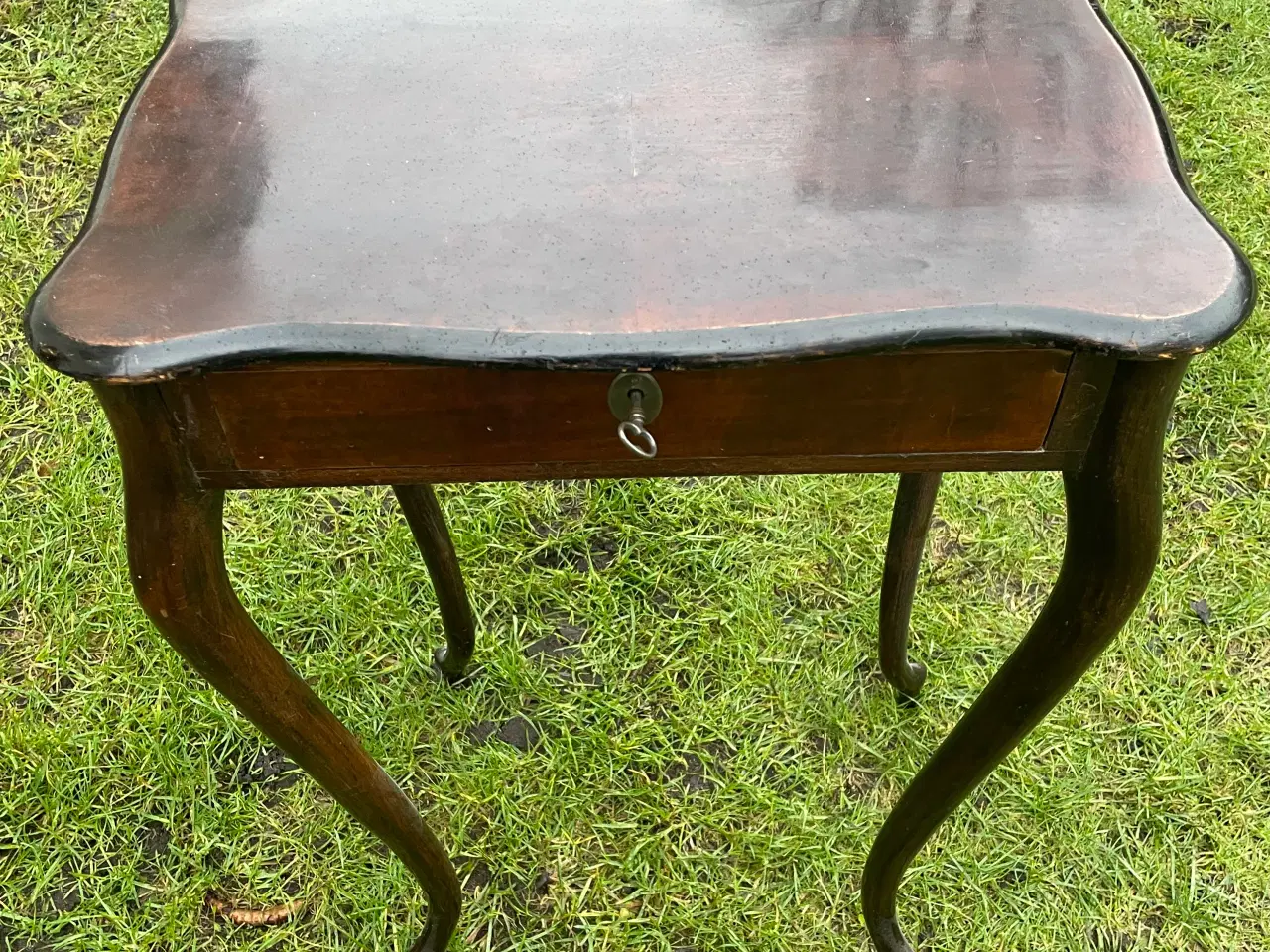 Billede 4 - Højglanspoleret sybord med skuffer