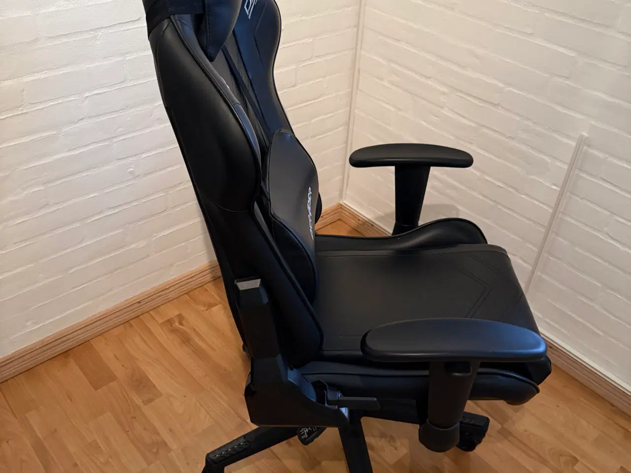 Billede 6 - Skrivebord med stol.