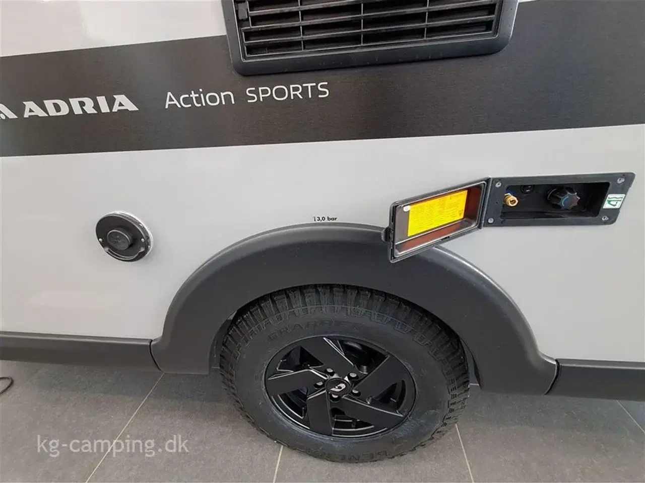 Billede 15 - 2026 - Adria Action 391 LH Sport   2026 Nyhed - Action 391 LH SPORTS med TRUMA Combi 4 E og lyst hyndestof