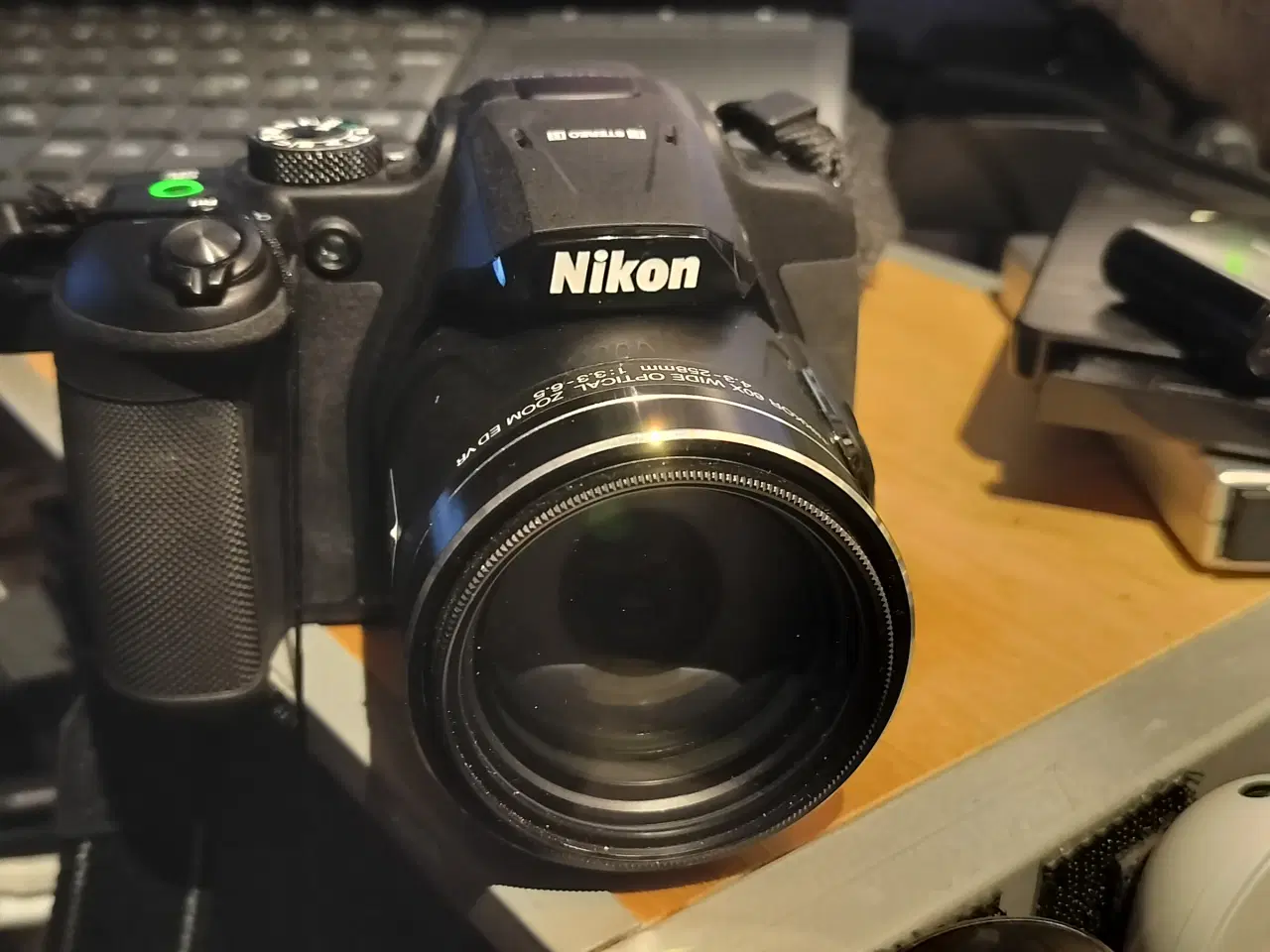 Billede 1 - Nikon B700 + 4 Batterier og 2 ladere og Emballage.