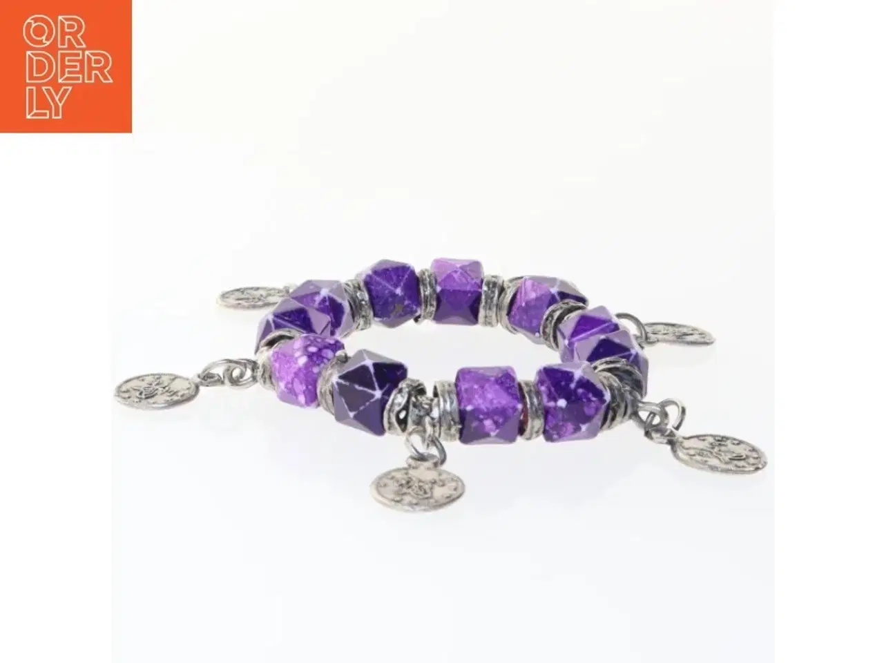 Billede 1 - Armbånd med lilla perler og charms (str. Ø 7 cm)