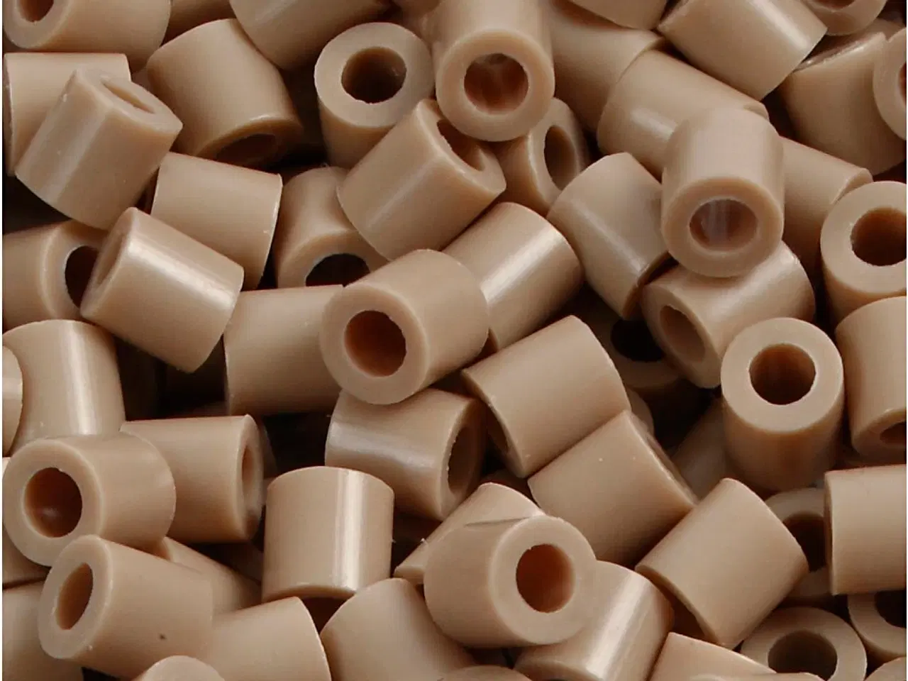 Billede 1 - Rørperler, str. 5x5 mm, hulstr. 2,5 mm, medium, beige (32248), 1100stk./ 1 pk.