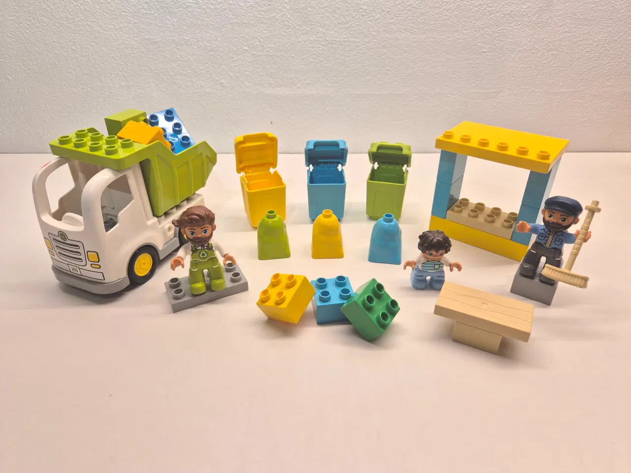 Billede 1 - Duplo Skraldebil NR10945 med 3 skraldespande